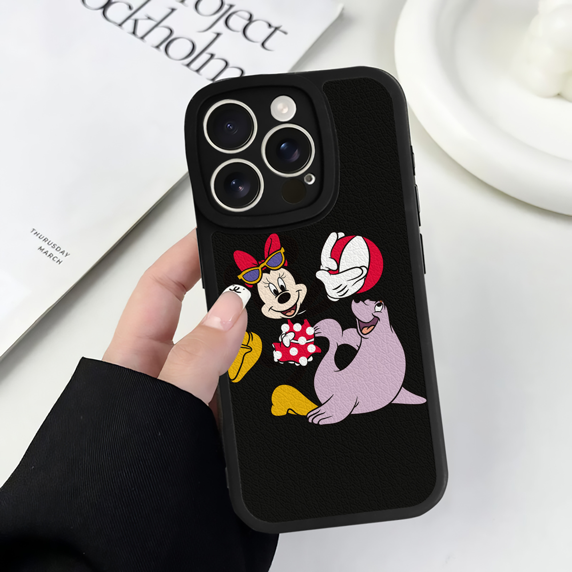 （画像用） ミッキーマウス Mickey Mouse 【iPhone 16シリーズ対応】シリコンスマホケース（レザー調） 材質：シリコン